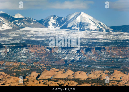 Il Petrified Dune e La Sal Mountains nel Parco Nazionale di Arches nei pressi di Moab Utah Foto Stock