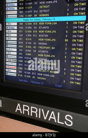 Gli arrivi in aeroporto schermata visualizza i voli interni di compagnie aeree tutti arrivano in tempo. Foto Stock