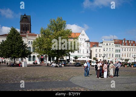 Gruppo di tour nella piazza principale di Wismar in Germania Foto Stock