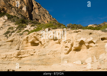 Le sculture lasciati da hippies presso la vecchia cava di Sa Pedrera (Atlantis), Ibiza Foto Stock