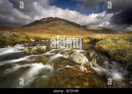 Il fiume Duddon e Ulpha è sceso vicino Cockley Beck Ponte sul Wrynose Pass Parco Nazionale del Distretto dei Laghi Cumbria Regno Unito Foto Stock