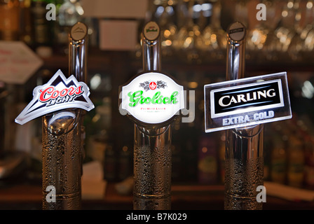 Lager e segni di birra fredda pompe di mano in pub bar Wales UK Foto Stock