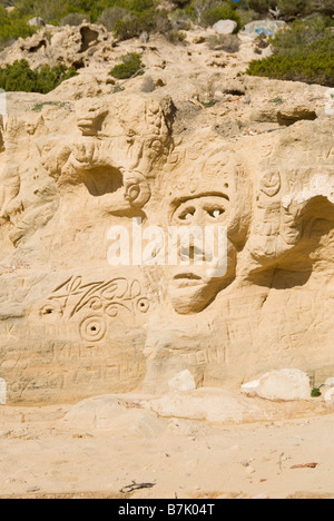 Le sculture lasciati da hippies presso la vecchia cava di Sa Pedrera (Atlantis), Ibiza Foto Stock