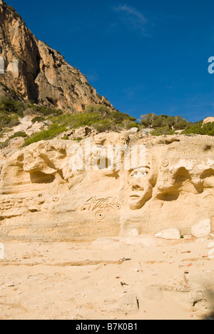 Le sculture lasciati da hippies presso la vecchia cava di Sa Pedrera (Atlantis), Ibiza Foto Stock