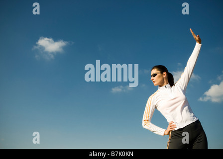 Femmina stretching runner in Everglades, lifestyle ritratto. Foto Stock