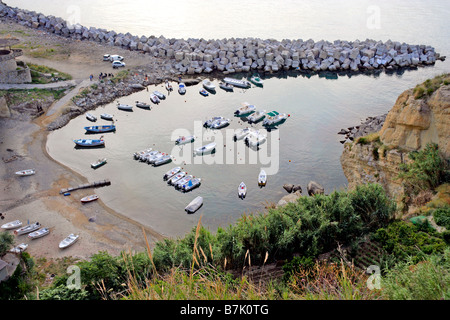 Piccolo porto di Pizzo, Provincia Vibo Valentia, costa occidentale Regione Calabria, Italia meridionale. Precedentemente Napitia/Napitum, distrutto 4thC annuncio dai Saraceni. Foto Stock