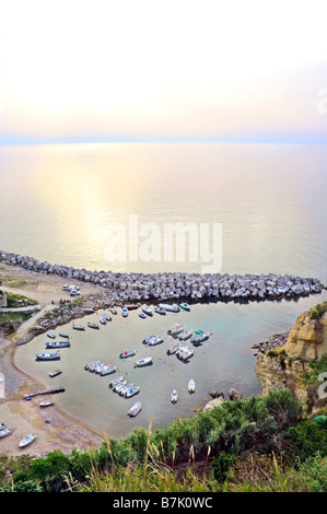 Piccolo porto di Pizzo, Provincia Vibo Valentia, costa occidentale Regione Calabria, Italia meridionale. Precedentemente Napitia/Napitum, distrutto 4thC annuncio dai Saraceni. Foto Stock