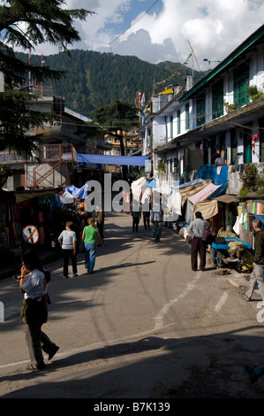 MacLeodganj nei foothills dell'Himalaya. Dharamsala. Himachal Pradesh. India. Foto Stock