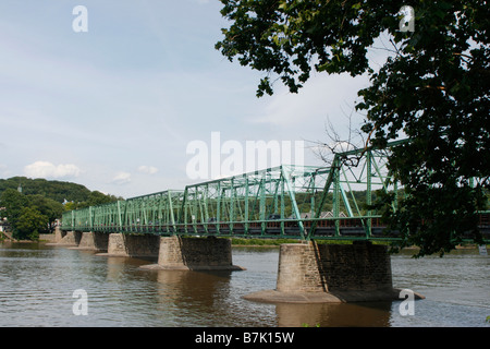 Un ponte di travatura reticolare in acciaio e travi di ferro che attraversa il fiume Delaware tra Pennsylvania e New Jersey Foto Stock