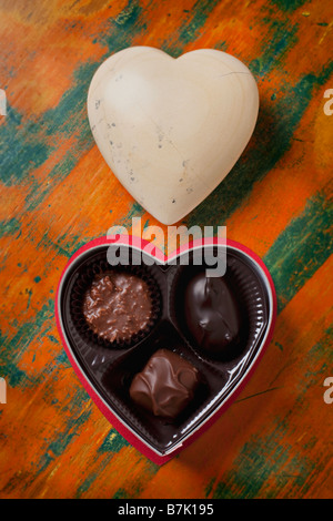 Cuore bianco e scatola di a forma di cuore ad candy Foto Stock