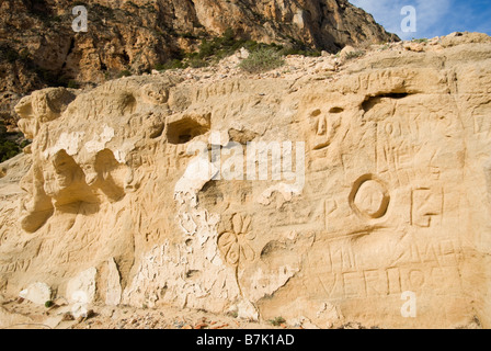 Le sculture lasciati da hippies presso la vecchia cava di Sa Pedrera (Atlantis), Ibiza Foto Stock