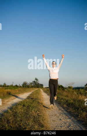 Femminile in Everglades jogging, ritratto di stile di vita. Foto Stock