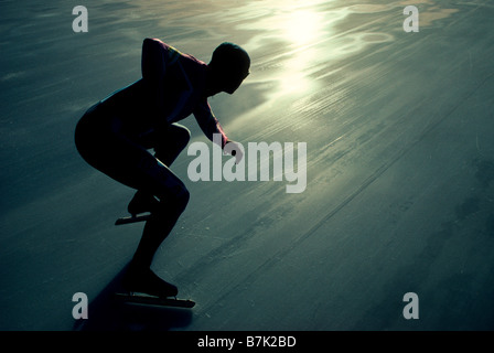 Velocità maschio skater in azione all'inizio Foto Stock