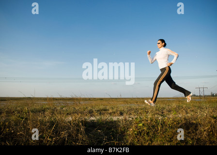 Femminile in Everglades jogging, ritratto di stile di vita. Foto Stock