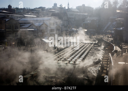 Il vapore caldo sorge dal Yubatake -Campo di acqua calda, la molla nel centro della città di Kusatsu, Giappone. Foto Stock