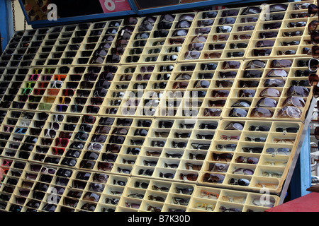 Occhiali da sole contraffatti in vendita presso la spiaggia di Venezia, la Foto Stock