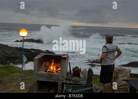 Tramonto, onde che si infrangono sulle rocce al litorale, Tsitsikame costiera del Parco Nazionale, la Garden Route, Sud Africa Foto Stock