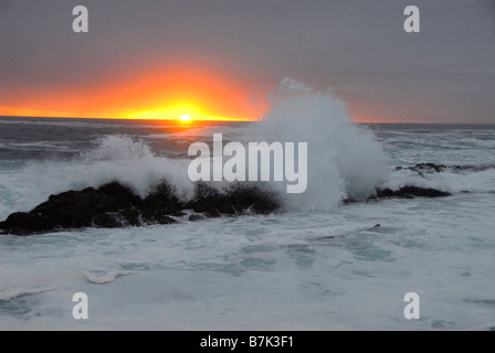 Tramonto, onde che si infrangono sulle rocce al litorale, Tsitsikame costiera del Parco Nazionale, la Garden Route, Sud Africa Foto Stock