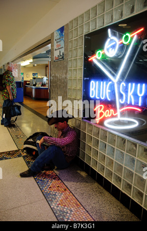 Lettura da cowboy in aeroporto Foto Stock