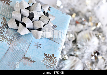 Avvolto confezione regalo con argento decorazioni di Natale Foto Stock