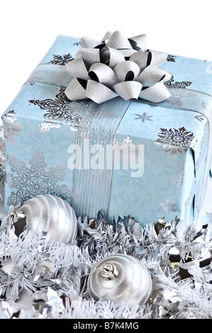 Avvolto confezione regalo con ornamenti Natale su sfondo bianco Foto Stock