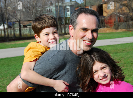 Padre con i bambini a giocare al di fuori Foto Stock