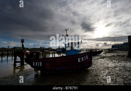 Stagliano barche da pesca spiaggiata a bassa marea sulle rive della foce del fiume Rother a Rye SUSSEX REGNO UNITO Foto Stock