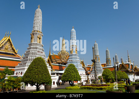 Giardini che circondano lo storico tempio Buddista motivi di Wat Phra Kaew e il Grand Palace Nel centro di Bangkok in Thailandia Foto Stock