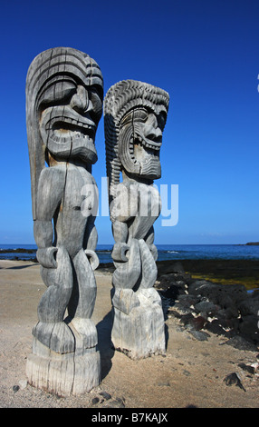 Tradizionale Hawaiiano statua in legno. Pu'uhonua Honaunau rifugio sulla Big Island. Isola di Hawaii USA Foto Stock