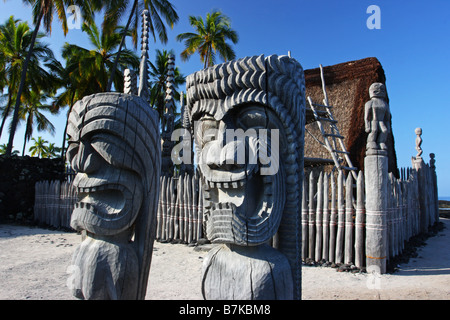 Tradizionale Hawaiiano statua in legno. Pu'uhonua Honaunau rifugio sulla Big Island. Isola di Hawaii USA Foto Stock
