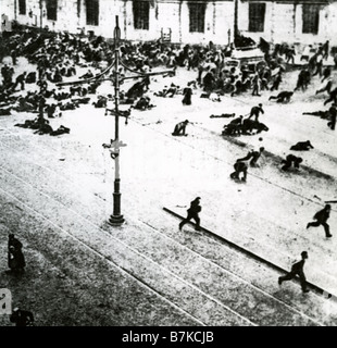 Rivoluzione Russa le truppe del governo il fuoco sui dimostranti a juntion di Nevsky Prospekt & Sadovay Street a Petrograd 4/7/1917 Foto Stock