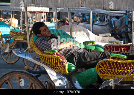 Cabby dormire nel carrello. Foto Stock