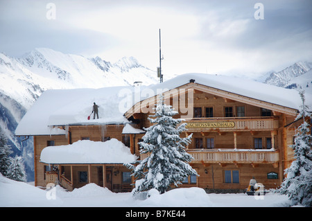 La rimozione di neve formano il tetto in corrispondenza di Penkenbahn Tirolo Austria Foto Stock