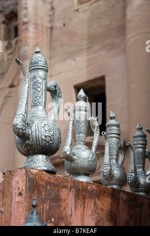 Argento lungo beccuccio caffè urne cinerarie in Petra Foto Stock