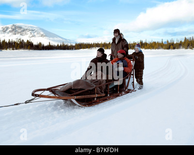 Famiglia sulla slitta Foto Stock