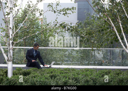 Uomo d affari con computer portatile esterno Foto Stock