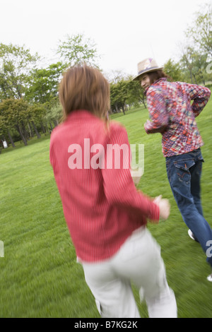 Giovane correndo insieme,vista posteriore Foto Stock