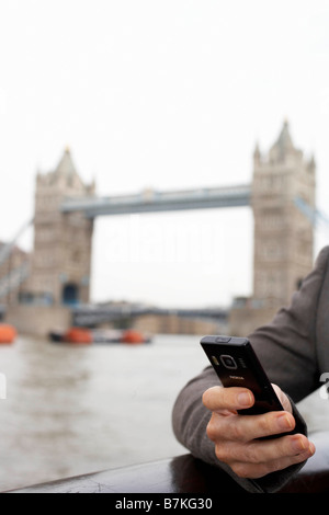 Business donna utilizzando mobile esterno Foto Stock
