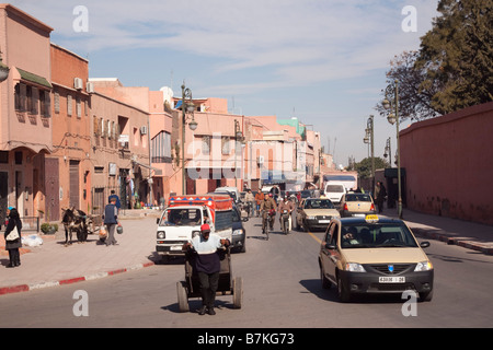 Tipica marocchina strada trafficata scena nella Medina. Marrakech marocco Africa del Nord Foto Stock