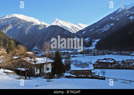 Vista da sopra Finkenberg Valle Ziller con Mayrhofen nel centro Austria Tirolo Foto Stock