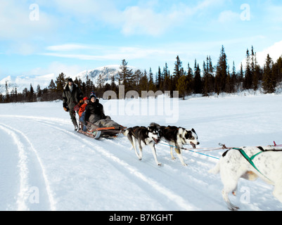Sulla famiglia in viaggio con i cani da slitta Foto Stock