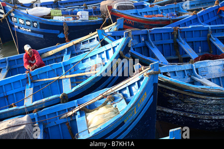 Un pescatore locale lavora sulla sua barca nel porto di essaouira marocco Foto Stock