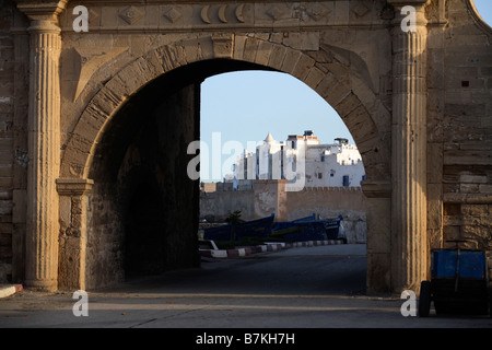L'ingresso ad arco per la vecchia città di Essaouira in Marocco Foto Stock