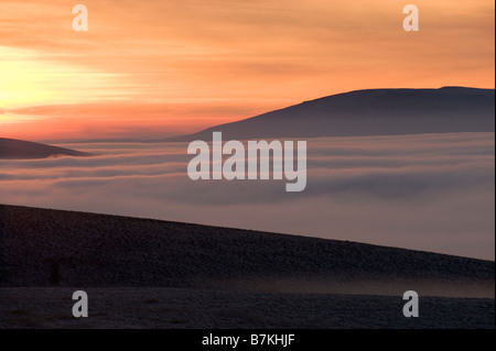 Tramonto sul Eden Valley è avvolta nella nebbia invernale Cumbria Inghilterra England Foto Stock