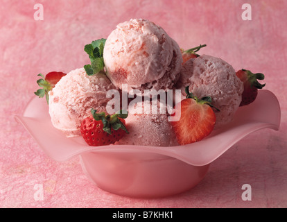 Una vaschetta di gelato alla fragola Foto Stock