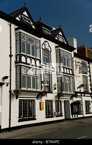 Dovey inn public house e hotel a Aberdovey, Aberdyfi, fronte di mare dal molo, Gwynedd, il Galles del Nord Foto Stock