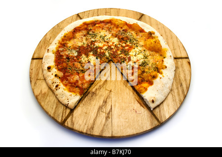 La Pizza Margherita su sfondo bianco Foto Stock