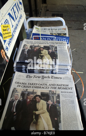 In primo piano su quotidiani a New York il mercoledì 21 gennaio 2009 coprono le cerimonie di inaugurazione di Barack Obama Foto Stock