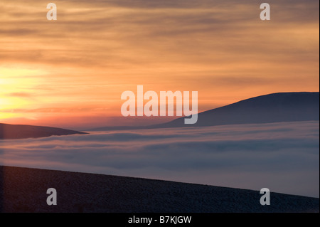 Tramonto sul Eden Valley è avvolta nella nebbia invernale Cumbria Inghilterra England Foto Stock