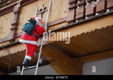 Santa Claus arrampicata balcone austriaco Foto Stock